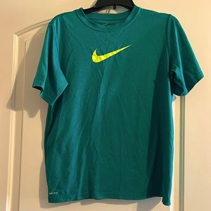 Green Nike dry fit tee boys, XL